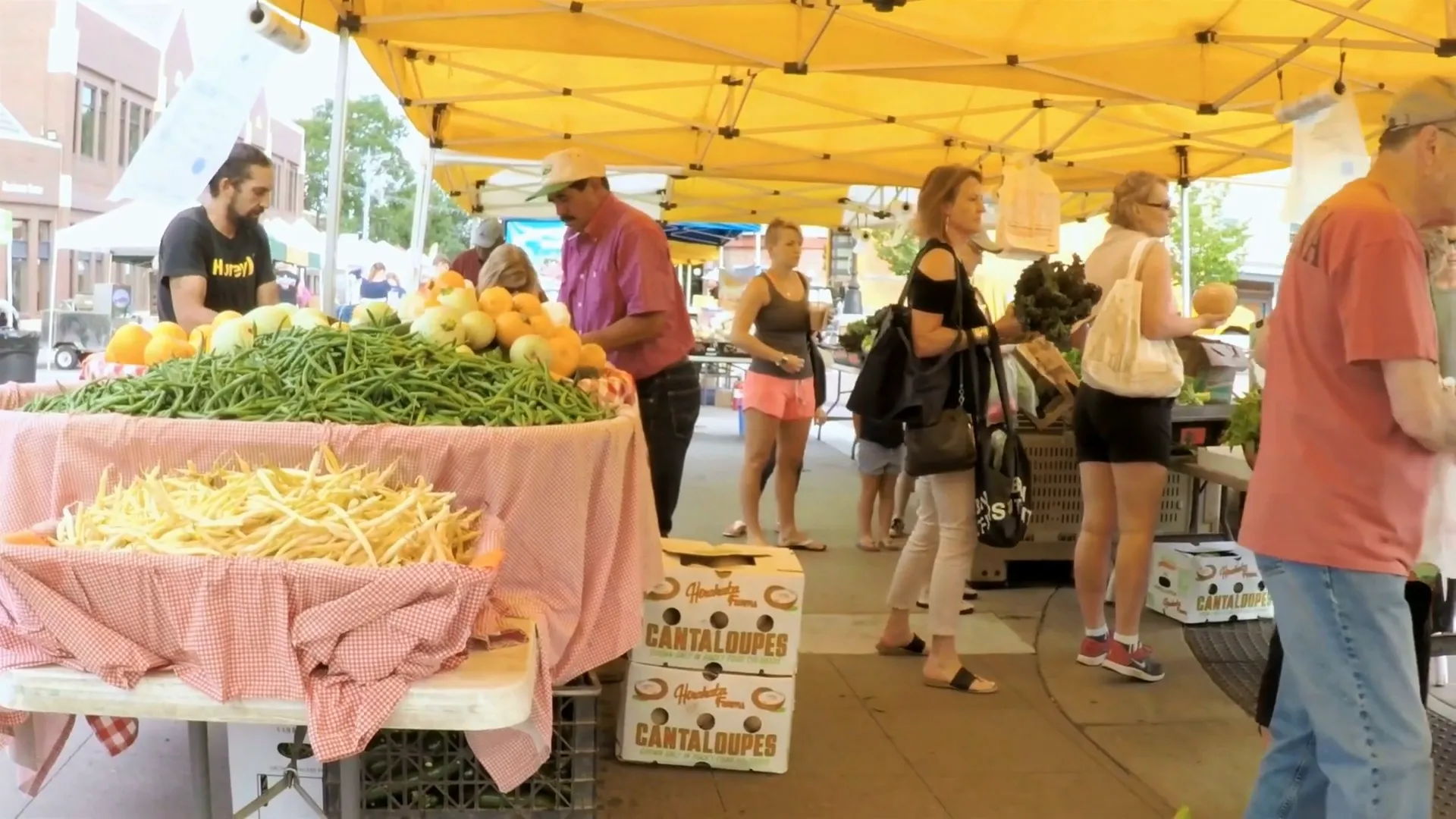 Draper Farmer's Market with vendors and shoppers